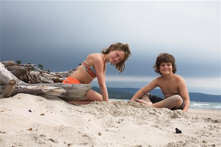 simsearch:600-02265288,k - Children Playing on the Beach Foto de stock - Sin royalties Premium, Código: 600-01248833