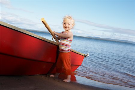 Girl Standing by Rowboat Foto de stock - Sin royalties Premium, Código: 600-01248848