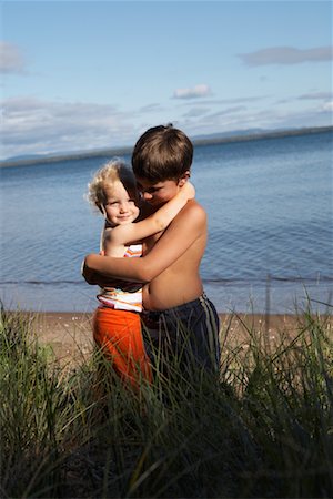 simsearch:700-02922717,k - Children Hugging Fotografie stock - Premium Royalty-Free, Codice: 600-01248849