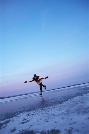 Woman Skating on Frozen Lake Foto de stock - Sin royalties Premium, Código: 600-01248841