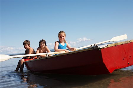 simsearch:600-02265288,k - Children in Rowboat Foto de stock - Sin royalties Premium, Código: 600-01248856