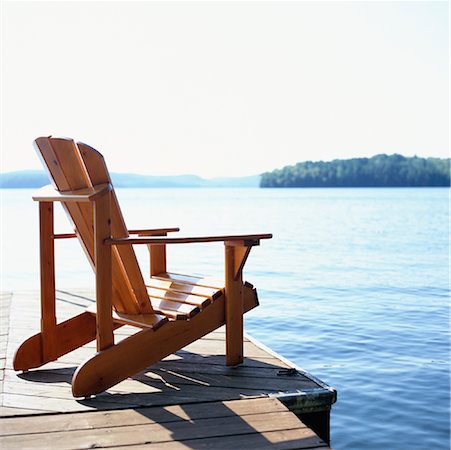 simsearch:873-06440388,k - Chaise Adirondack sur le pont du lac Photographie de stock - Premium Libres de Droits, Code: 600-01260019