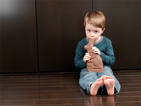 Boy Eating Chocolate Bunny Foto de stock - Sin royalties Premium, Código: 600-01260355