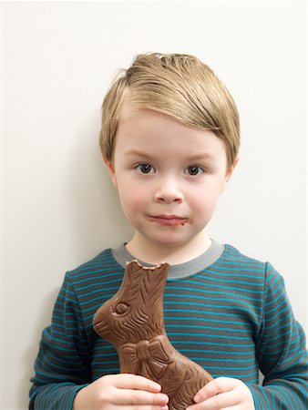 Boy Eating Chocolate Bunny Foto de stock - Sin royalties Premium, Código: 600-01260357