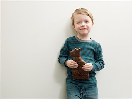 Boy Eating Chocolate Bunny Foto de stock - Sin royalties Premium, Código: 600-01260358