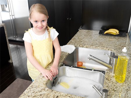 simsearch:600-01742739,k - Little Girl Washing Dishes Foto de stock - Sin royalties Premium, Código: 600-01260364