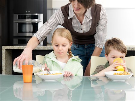 simsearch:600-01582267,k - Family at Breakfast Foto de stock - Royalty Free Premium, Número: 600-01260369