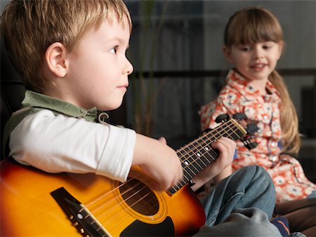 Girl Play Boy je regarde guitare Photographie de stock - Premium Libres de Droits, Code: 600-01260375