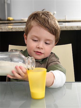 simsearch:600-00845951,k - Little Boy Pouring Milk Foto de stock - Sin royalties Premium, Código: 600-01260371