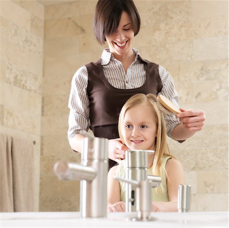 simsearch:600-00934207,k - Mother Brushing Daughter's Hair Foto de stock - Royalty Free Premium, Número: 600-01260384