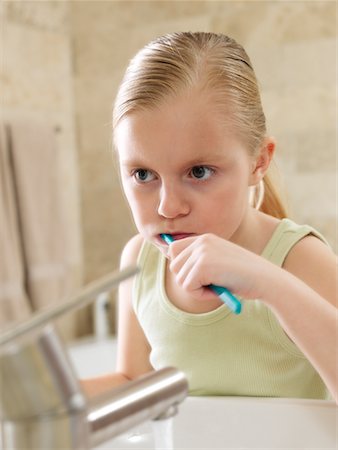 simsearch:600-01260392,k - Girl Brushing Her Teeth Foto de stock - Sin royalties Premium, Código: 600-01260382