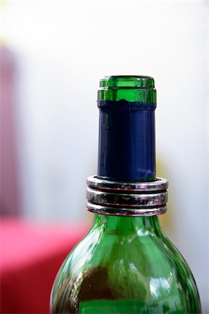 simsearch:614-06719545,k - Close-up of Wine Bottle Fotografie stock - Premium Royalty-Free, Codice: 600-01260417