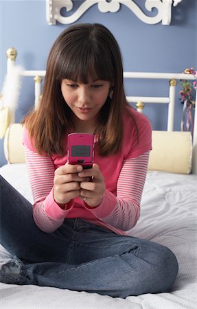 Girl Using Cell Phone Foto de stock - Sin royalties Premium, Código: 600-01275570
