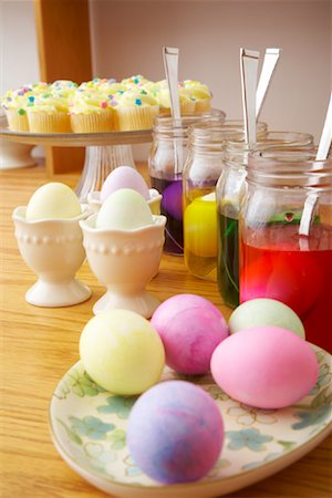 Dyed Easter Eggs and Cupcakes Foto de stock - Sin royalties Premium, Código: 600-01275992