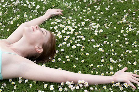 stanley park - Woman Lying on Grass Foto de stock - Sin royalties Premium, Código: 600-01276038
