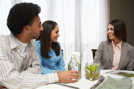 financial advisor talking to couple - Couple With Consultant Foto de stock - Sin royalties Premium, Código: 600-01295587