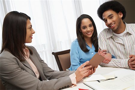 financial advisor talking to couple - Coupler avec le Consultant Photographie de stock - Premium Libres de Droits, Code: 600-01295591