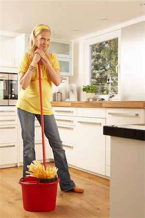 Pregnant Woman Cleaning Kitchen Photographie de stock - Premium Libres de Droits, Code: 600-01296102