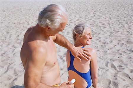 rayon uv - Couple sur la plage, de Man d'appliquer un écran solaire au dos de la femme Photographie de stock - Premium Libres de Droits, Code: 600-01296382