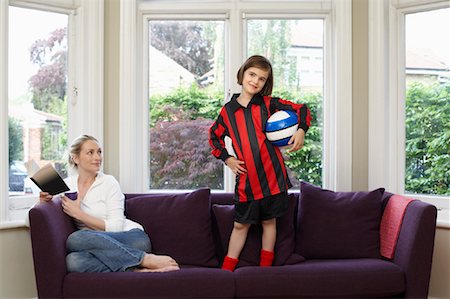soccer player female standing - Mère et fille sur le canapé Photographie de stock - Premium Libres de Droits, Code: 600-01374110