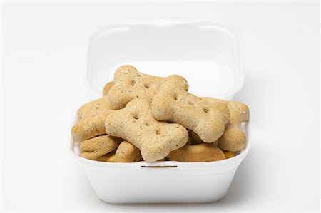 polystyrène - Gâteries pour chiens dans des contenants en styromousse Photographie de stock - Premium Libres de Droits, Code: 600-01374267