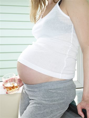 Femme enceinte boire de l'alcool Photographie de stock - Premium Libres de Droits, Code: 600-01374351