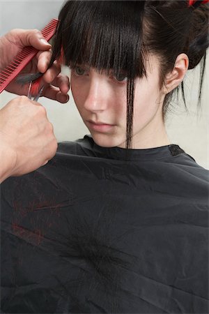 Woman Getting Haircut Foto de stock - Sin royalties Premium, Código: 600-01374589