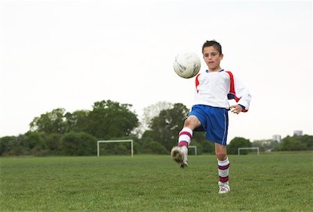 simsearch:700-00087011,k - Boy Playing Soccer Foto de stock - Sin royalties Premium, Código: 600-01374802