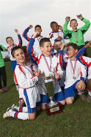 dix - Équipe de soccer avec les médailles d'or et trophée Photographie de stock - Premium Libres de Droits, Code: 600-01374822