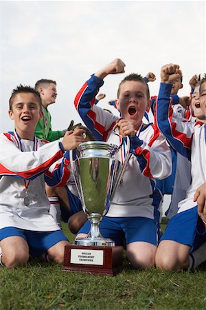 simsearch:6113-07310553,k - Équipe de soccer avec les médailles d'or et trophée Photographie de stock - Premium Libres de Droits, Code: 600-01374823