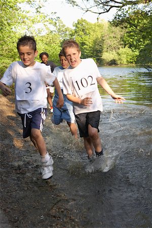 Children Running in Race Foto de stock - Sin royalties Premium, Código: 600-01374844