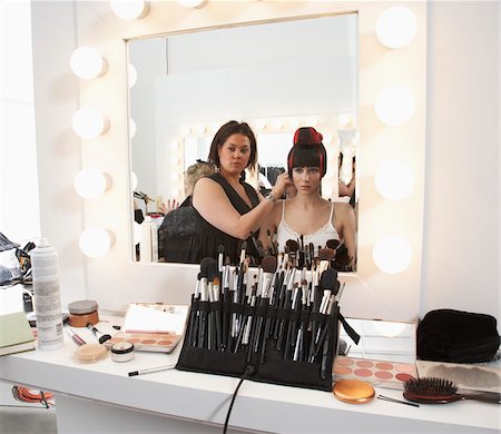 pinceau de maquillage - Model Getting Ready Backstage Photographie de stock - Premium Libres de Droits, Code: 600-01405373