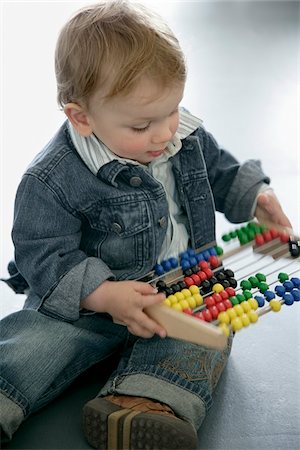 prodigio - Little Boy Using Abacus Fotografie stock - Premium Royalty-Free, Codice: 600-01407181