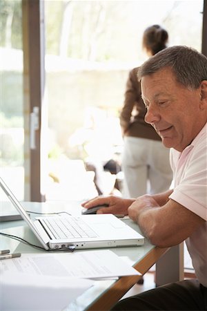 schreibtischablage - Man Using Laptop Computer Foto de stock - Sin royalties Premium, Código: 600-01428982