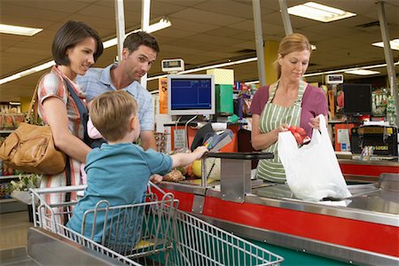 Family at Cashier in Grocery Store Foto de stock - Sin royalties Premium, Código: 600-01429314