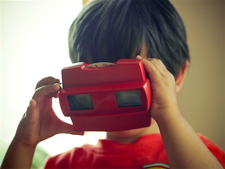 Garçon utilisant View Master Photographie de stock - Premium Libres de Droits, Code: 600-01429337