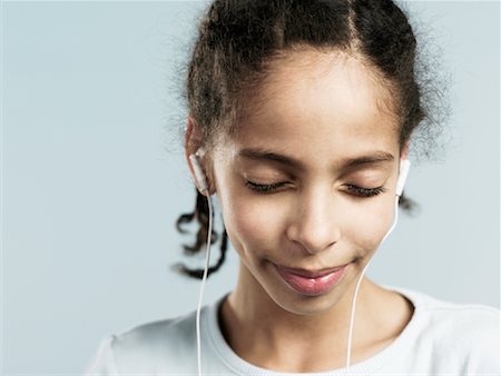 simsearch:700-00015310,k - Portrait of Young Girl Wearing Headphones Foto de stock - Sin royalties Premium, Código: 600-01464132