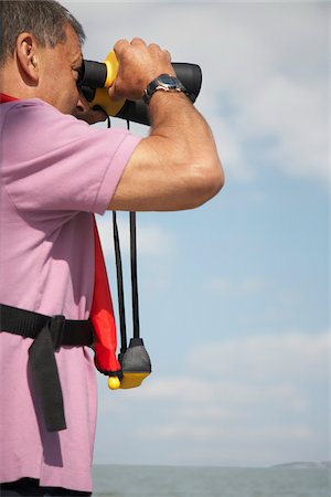 simsearch:600-01464328,k - Man Looking Through Binoculars Stockbilder - Premium RF Lizenzfrei, Bildnummer: 600-01464328