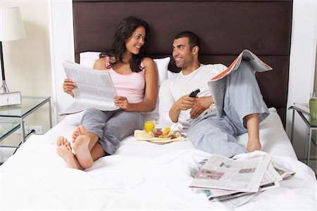 domingo por la mañana - Couple Relaxing in Bed Foto de stock - Sin royalties Premium, Código: 600-01463654