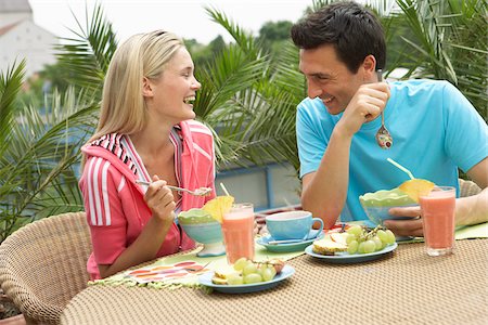 simsearch:600-01693937,k - Couple Eating Breakfast Photographie de stock - Premium Libres de Droits, Code: 600-01494437
