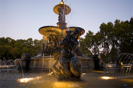 simsearch:614-03648599,k - Water Fountain, Parque General San Martin, Mendoza, Argentina Fotografie stock - Premium Royalty-Free, Codice: 600-01519453