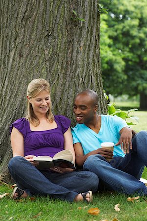 Couple dans le parc Photographie de stock - Premium Libres de Droits, Code: 600-01540635