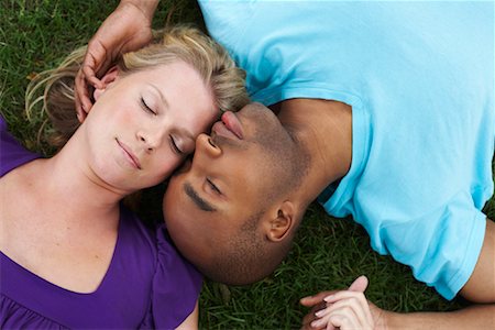 Couple couché dans l'herbe Photographie de stock - Premium Libres de Droits, Code: 600-01540654
