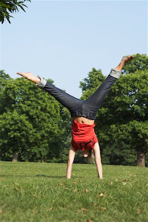 Woman Performing Somersault Foto de stock - Royalty Free Premium, Número: 600-01540714