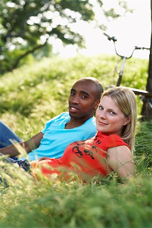 Couple couché dans l'herbe Photographie de stock - Premium Libres de Droits, Code: 600-01540727