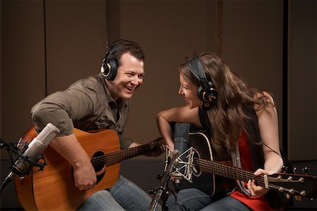 Musiciens jouer de la guitare en Studio d'enregistrement Photographie de stock - Premium Libres de Droits, Code: 600-01540824