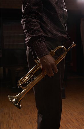 Person Holding Trumpet Foto de stock - Sin royalties Premium, Código: 600-01540833