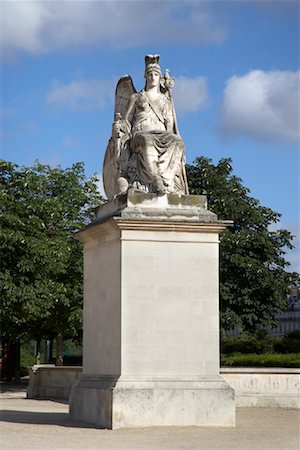 simsearch:600-01541040,k - Statue à l'extérieur du Musée du Louvre, Paris, France Photographie de stock - Premium Libres de Droits, Code: 600-01541037