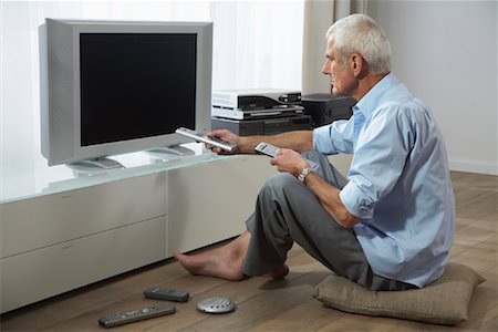 Man Trying to Watch Television Foto de stock - Sin royalties Premium, Código: 600-01575658