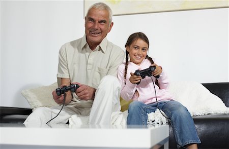 entretenimiento para el hogar - Grandfather and Granddaughter Playing Video Games Foto de stock - Sin royalties Premium, Código: 600-01575668